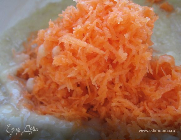 Бананы и морковь натереть на мелой терке (или размолоть в комбайне)