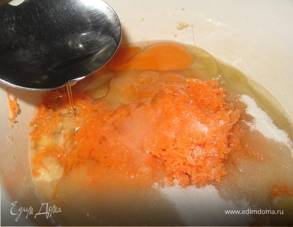 Высыпать сахар, добавить яйцо и масло