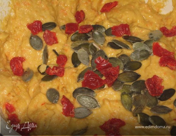 Вымесить еще раз тесто, добавить семечки и вишенку, еще раз перемешать