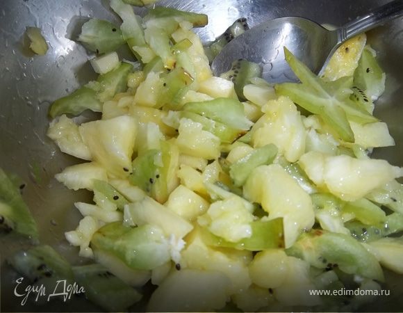 Перемешать с ломтиками ананаса