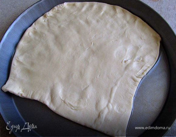 Смазать форму немного олив.маслом. Тесто распределить по форме.
Я покупаю бездрожжевое тесто, чтобы пицца была тоненькая.