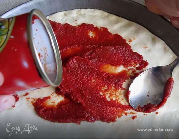 На тесто ровным слоем выложить томатную пасту. Мне нравится "Помидорка", не кислая и вкусная!