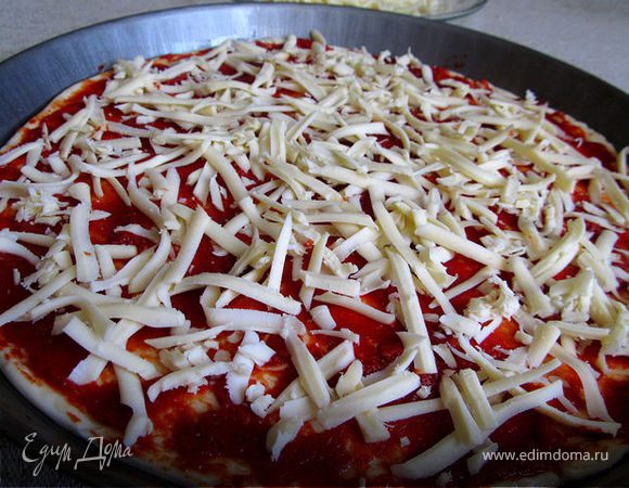 На тесто смазанное пастой выложить тонким слоем тертый сыр :)