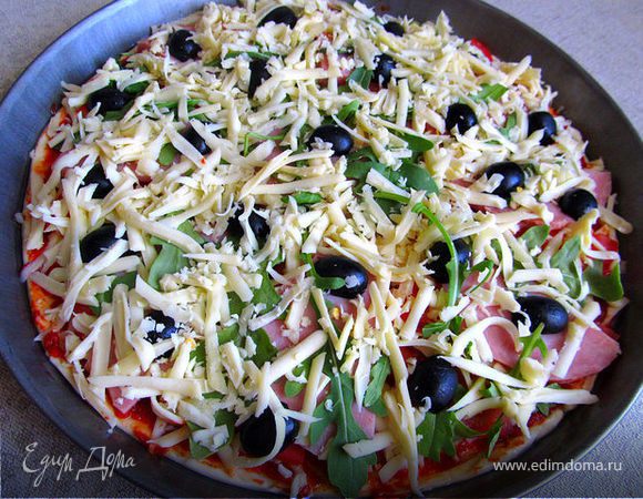 Отправляем пиццу в духовку, на 15 минут ( у каждого время индивидуально) Я на медленном огне (т.к духовка газовая)
Учитывая, что тонкий слой теста  - готовится быстро.