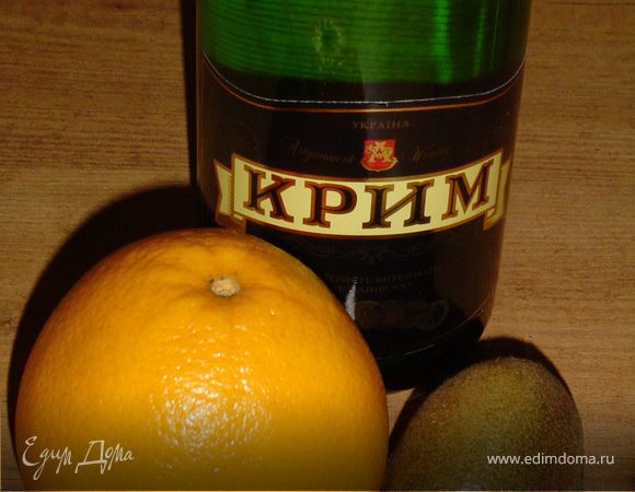 Мякоть киви с апельсиновым соком взбить в блендере, перелить в бокалы для шампанского , долив шампанским.