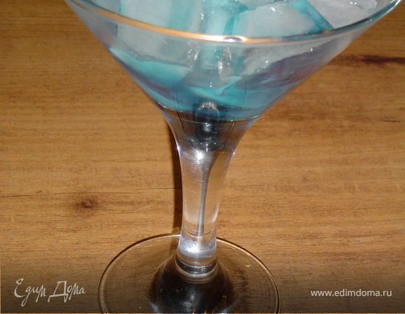 В бокал со льдом наливаем Сироп "Голубой Кюрасао", остальные ингредиенты взбиваем в шейкере и добавляем в бокал.