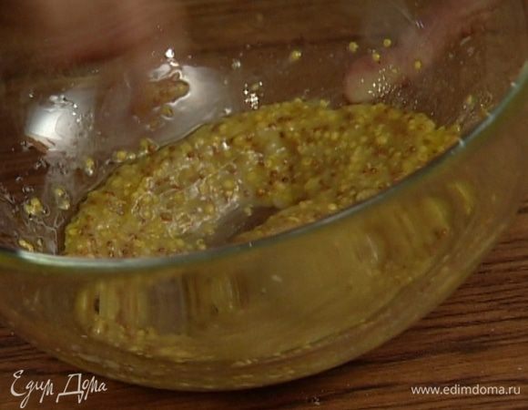 Приготовить заправку: растереть чеснок с солью, добавить перец, горчицу, уксус и оливковое масло.