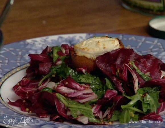 Выложить подготовленную зелень в салатницу, полить заправкой, сверху разложить кусочки запеченного с сыром багета.