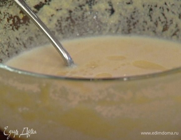 Яйцо слегка взбить с молоком, добавить кукурузную муку, разрыхлитель, ореховое масло, щепотку соли и замесить тесто.