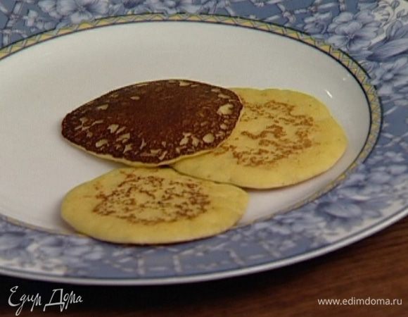 На растительном масле жарить небольшие оладьи и выкладывать на бумажное полотенце, чтобы удалить излишки масла.