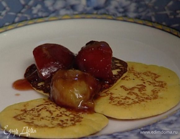 Подавать оладьи горячими со сливовым соусом и кусочками слив.