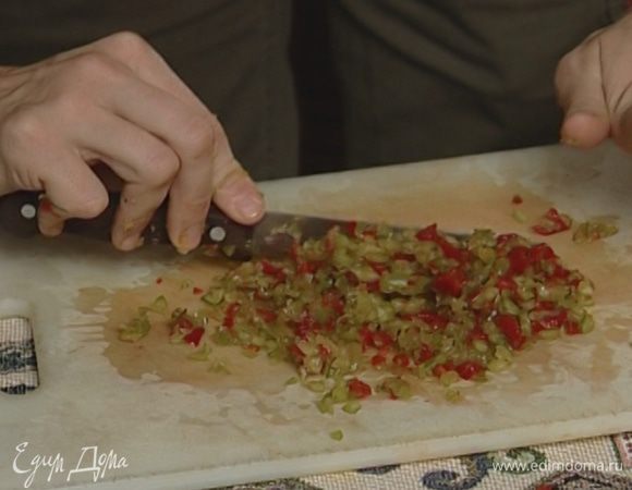 Сладкий перец, удалив семена, нарезать как можно мельче.
