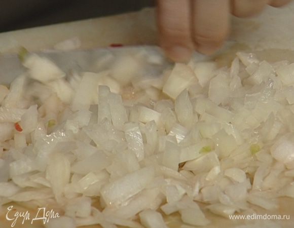 Лук почистить и мелко нарезать.