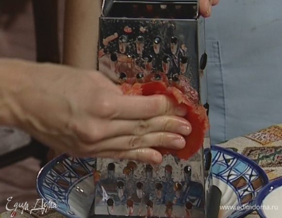 Помидоры разрезать пополам и натереть на крупной терке.