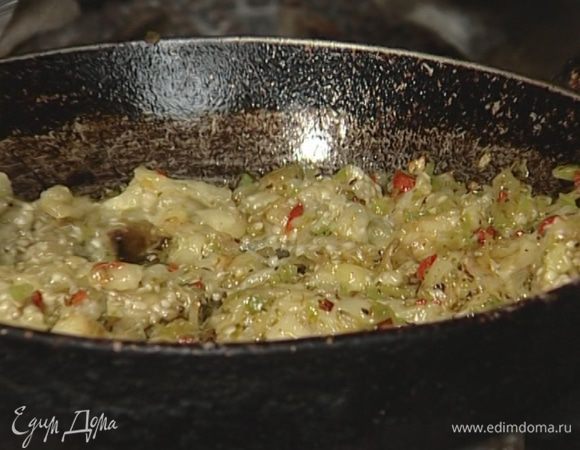 Добавить измельченный перец, баклажаны и майоран, тушить все вместе полчаса.