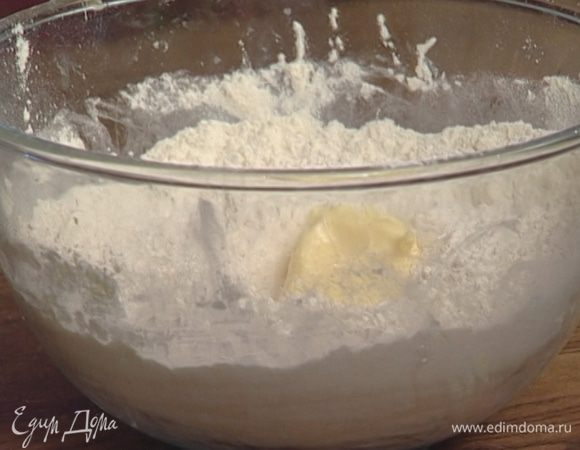 Муку просеять через сито, добавить разрыхлитель, щепотку соли и предварительно размягченное сливочное масло. Перетереть руками или смешать в комбайне насадкой для теста.