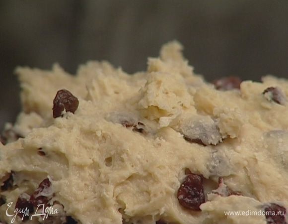 Смешать яичную массу с тестом, добавить изюм, все хорошенько вымесить.