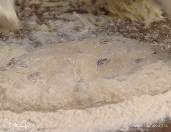Получившееся рыхлое тесто присыпать мукой с обеих сторон, слегка прижать ладонью, чтобы получился пласт высотой 2–3 см.