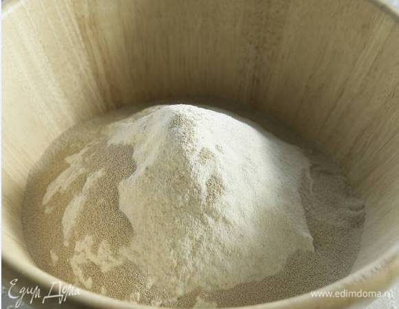 Муку просеять через сито, добавить дрожжи и соль, перемешать.