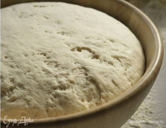 Смазать глубокую посуду растительным маслом, положить в нее тесто, накрыть полотенцем и поставить на 1 час в теплое место.