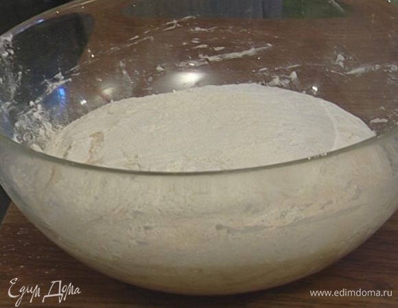 Снова положить тесто в глубокую посуду, густо посыпать мукой и поставить еще на 1 час в теплое место.