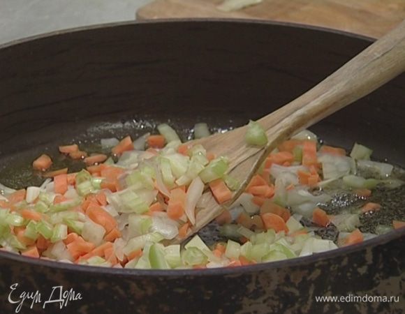 Растопить в сковороде оставшееся сливочное масло, влить в него оливковое, добавить нарезанные овощи и пожарить их до золотистого цвета.