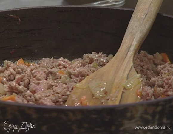 Добавить говяжий фарш и слегка прожарить его.