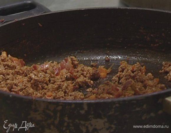 Влить красное вино и разведенную в небольшом количестве воды томатную пасту,посолить и поперчить и оставить томиться на медленном огне около часа. Примерно через 20 минут добавить 3−4 ст. ложки молока.