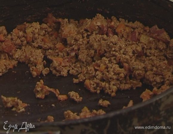 В другой сковороде обжарить бекон и перемешать с фаршем, когда он будет готов.