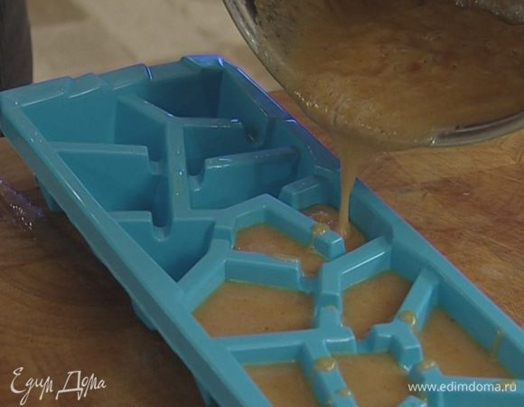 Смазать формочки для льда растительным маслом, выложить в них получившуюся массу и отправить в морозилку застывать.