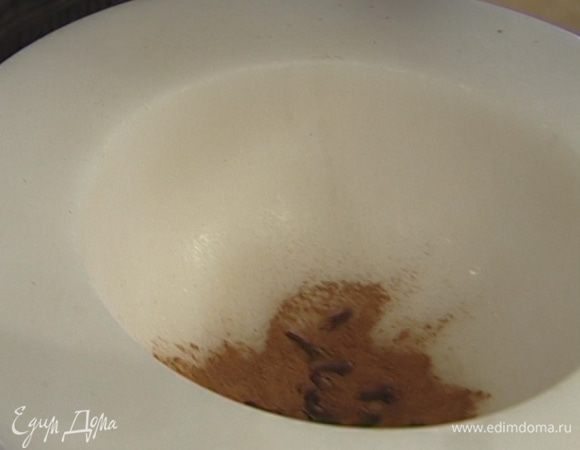 Гвоздику и корицу измельчить в ступке.