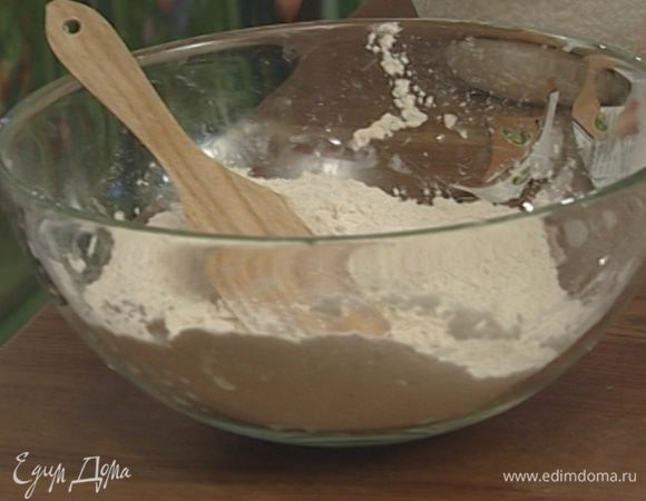 Муку просеять и перемешать с разрыхлителем, натертым имбирем, гвоздикой и корицей.