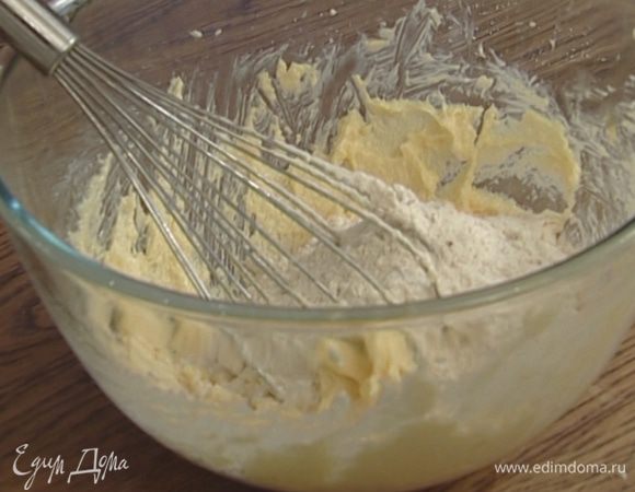 Взбить предварительно размягченное сливочное масло вместе с сахаром добела, добавить яйцо, муку и замесить тесто.