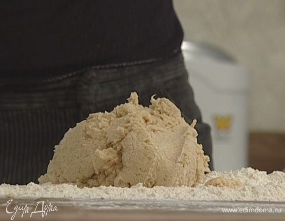 Присыпать стол мукой, выложить на него тесто и раскатать. 