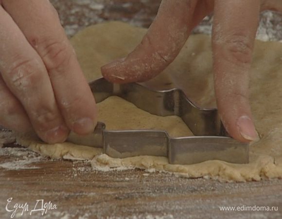 Вырезать из теста печенье той формы, которая вам нравится. Присыпать сахаром или молотым миндалем.