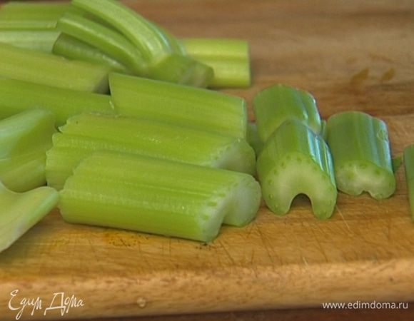 Сельдерей и светлую часть порея разрезать на несколько частей.