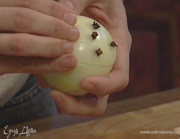 Луковицы почистить и воткнуть в них гвоздику.