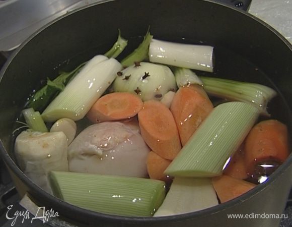 Приготовить бульон: мозговую кость и подготовленные овощи поместить в кастрюлю, залить водой и довести до кипения, добавить соль и душистый перец и варить на небольшом огне.