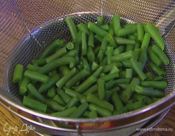 Фасоль опустить на несколько минут в кипящую подсоленную воду, затем воду слить и отправить фасоль в посуду со льдом, чтобы сохранить ее цвет.