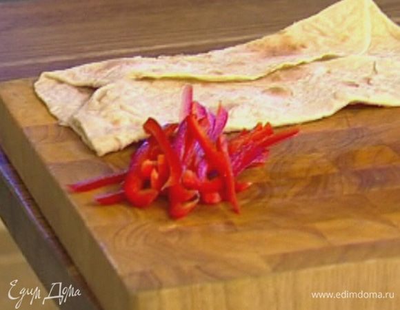 Сладкий перец, удалив семена, нарезать тонкими полосками.