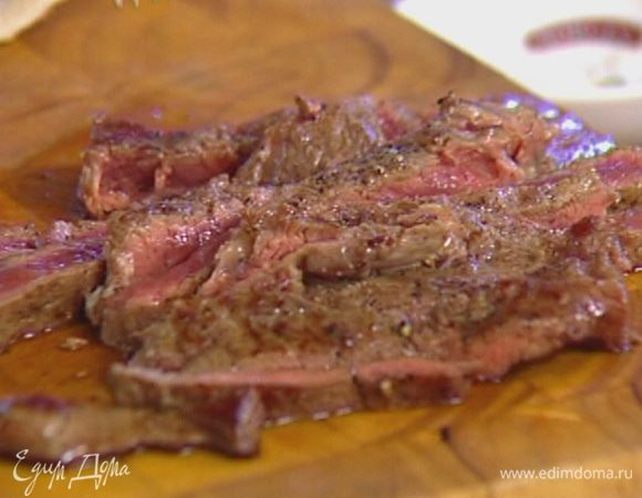 Снять мясо со сковороды и дать ему отдохнуть пару минут, затем тонко нарезать.