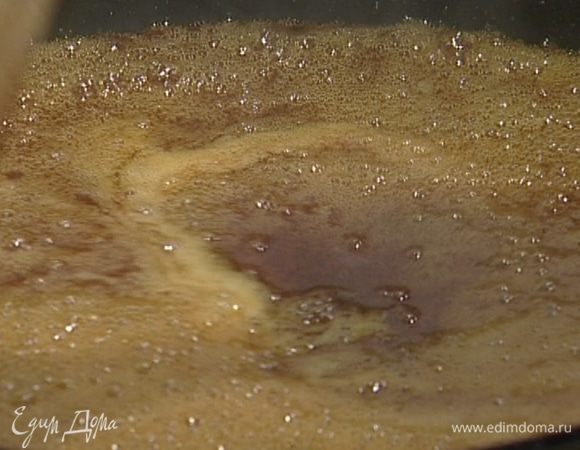 Поставить на огонь большую сковороду, влить 8 ст. ложек воды, всыпать сахар и, непрерывно помешивая, сварить карамель темного цвета.
