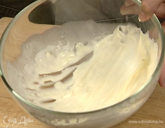 Сливки слегка взбить.