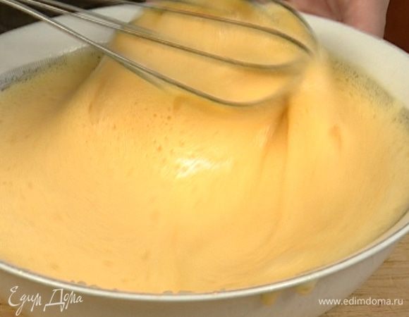 Яйца взбить со щепоткой соли.