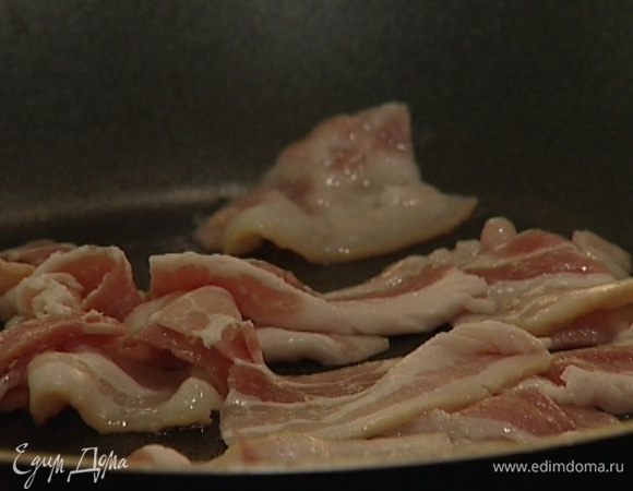 Бекон нарезать полосками, поджарить на сухой сковороде и выложить на бумажное полотенце.