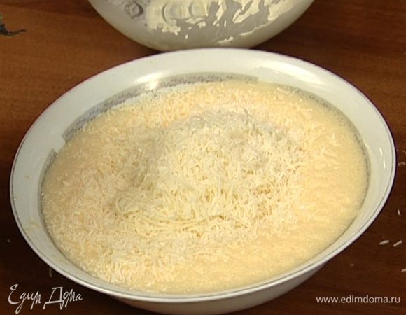 Пармезан натереть на мелкой терке.