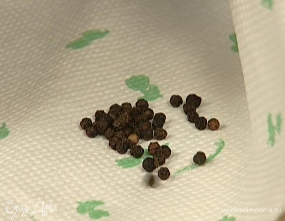 Черный перец измельчить и добавить в соус.