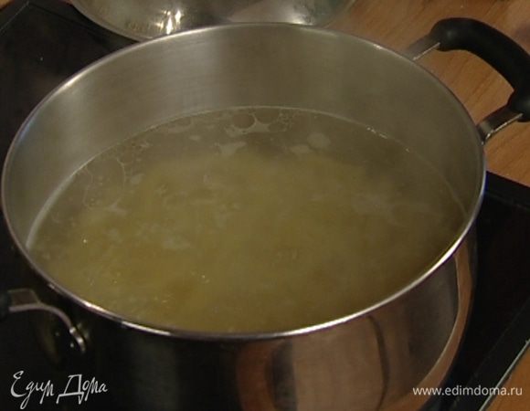 Макароны отварить в подсоленной воде, затем воду слить.