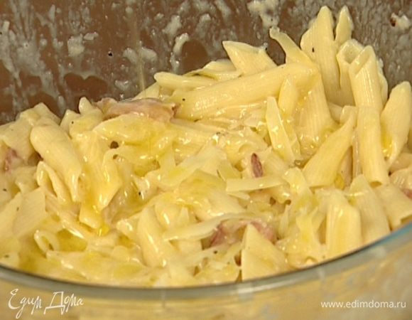 Выложить готовые макароны в блюдо с соусом, добавить оливковое масло, посыпать оставшимся сыром.
