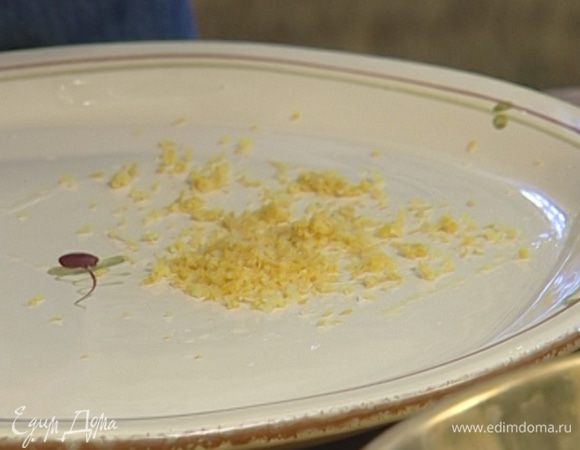 Цедру лимона натереть на мелкой терке, сок отжать.